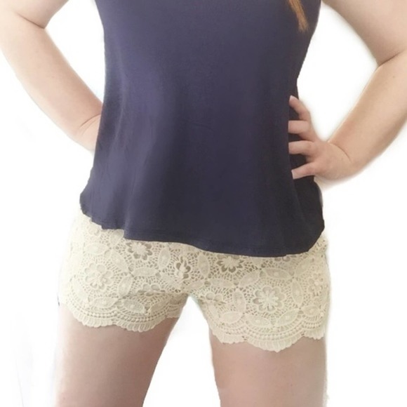 Janet Paris Cream Lace crochet Stretchy Shorts - Picture 3 of 4